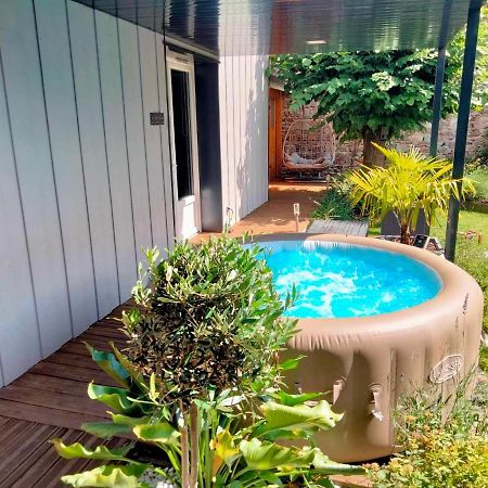 Séjour en amoureux avec jacuzzi et sauna Balbigny Exterior foto