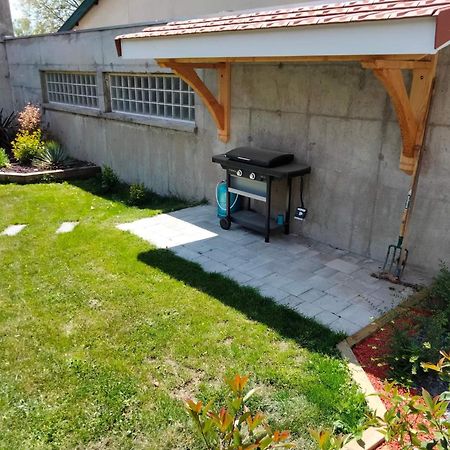 Séjour en amoureux avec jacuzzi et sauna Balbigny Exterior foto