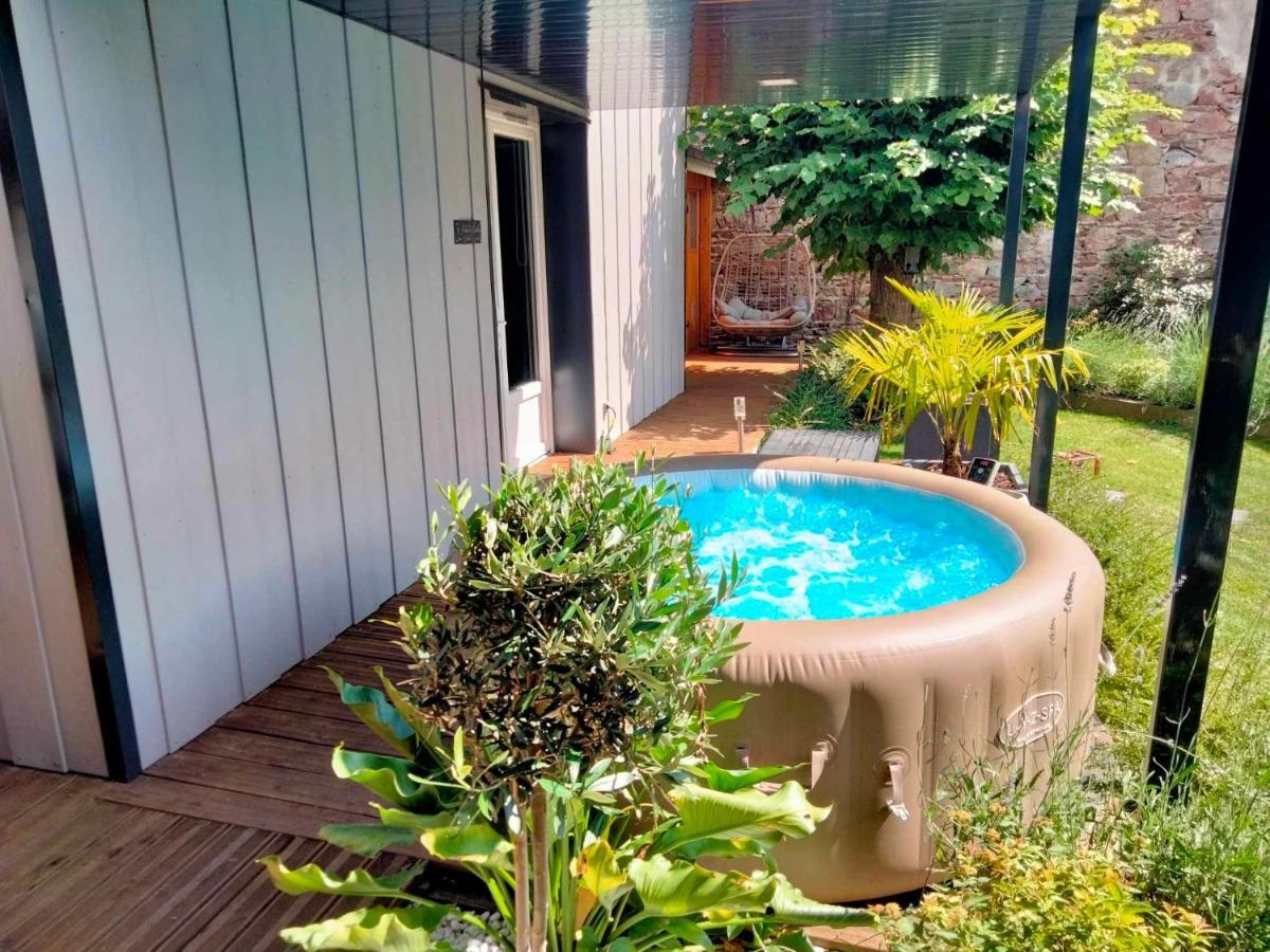 Séjour en amoureux avec jacuzzi et sauna Balbigny Exterior foto