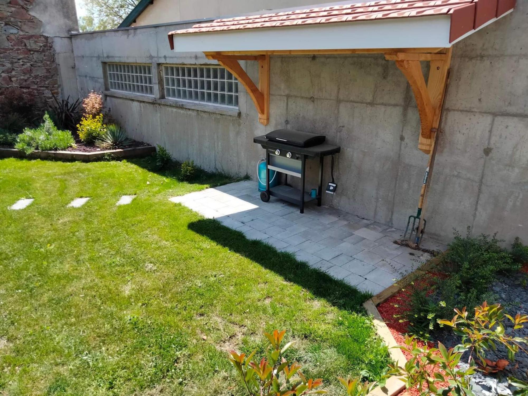 Séjour en amoureux avec jacuzzi et sauna Balbigny Exterior foto